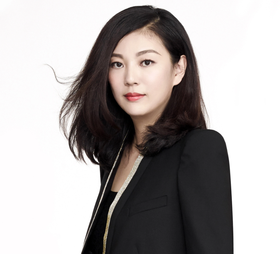 杨幂2006年和前东家合约到期,然后就拉上自己的经纪人曾嘉,赵若尧成立