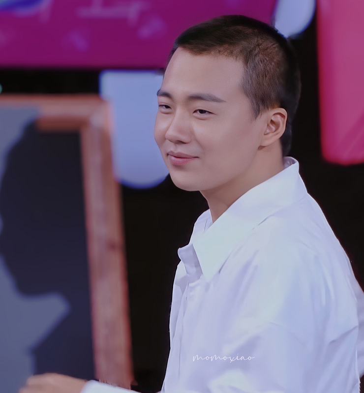 郭麒麟剪寸头后被吐槽发福,重新胖回瘦身前,网友:还我小哥哥!