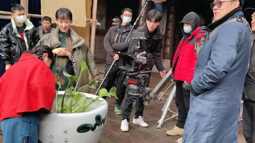 我们在这部电影中,又看到了扮演女主角"朱如玉"小时候的小演员朱安婷