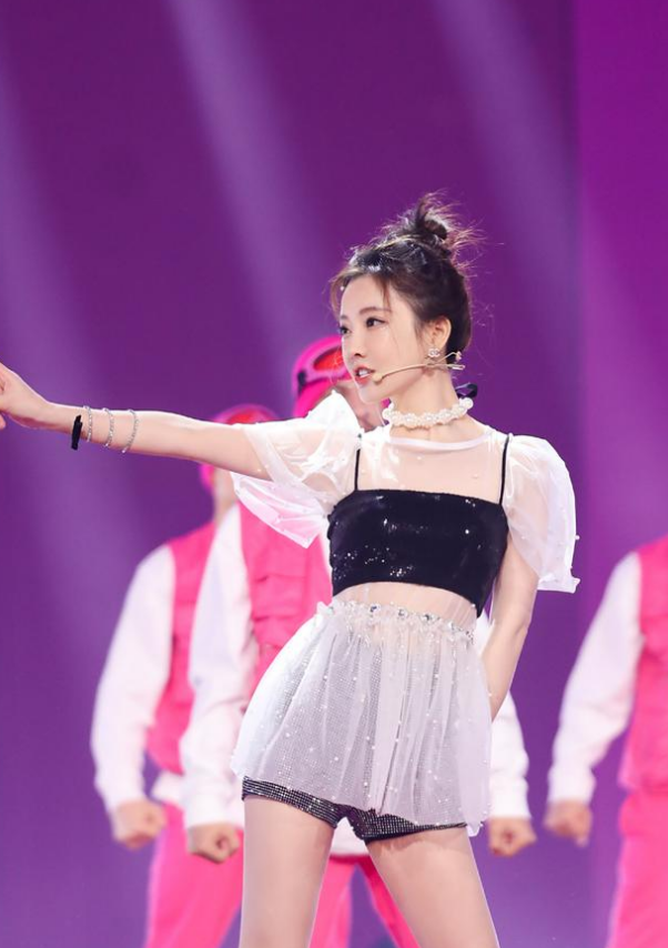 冯提莫晒练习室舞蹈,动作流畅游刃有余,身材比例获赞