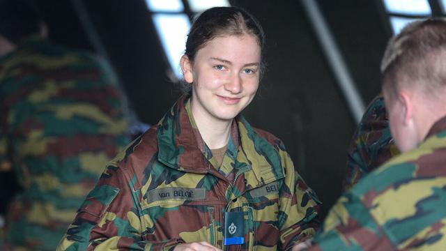 王储老干部站姿显成熟,妹妹穿白裙如向日葵女孩 比利时王后好拼,穿