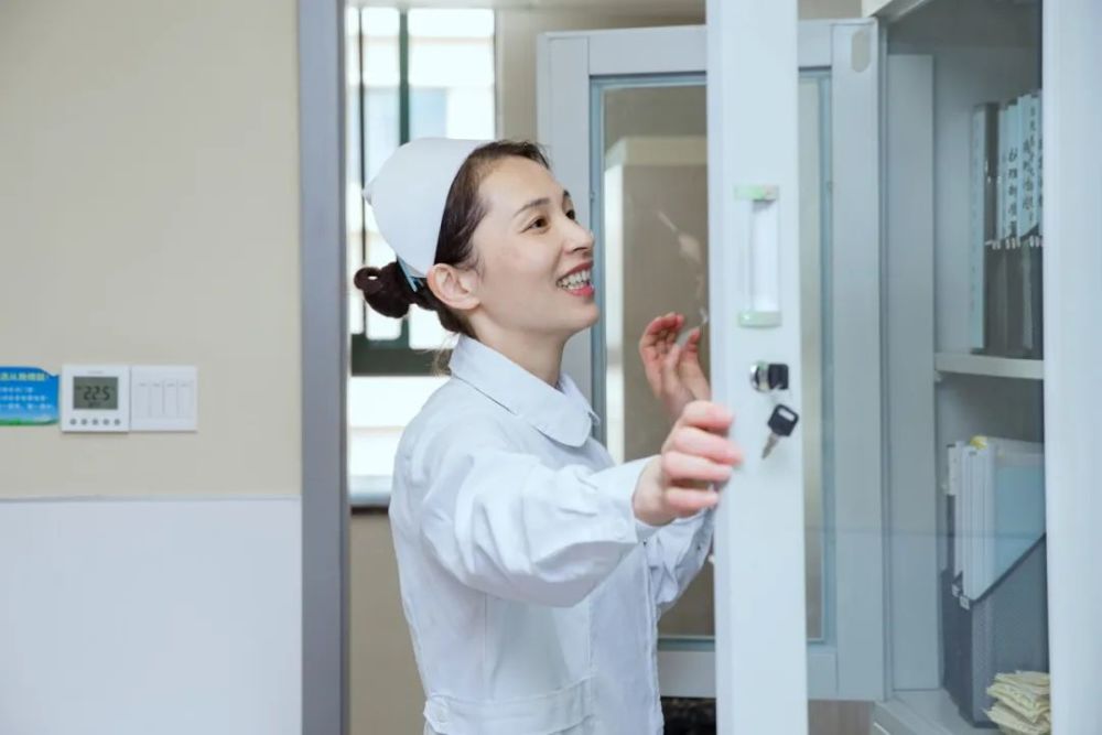 上香喷喷的早点,为危重病人送去微笑和问候,协助年轻医生解决工作难题