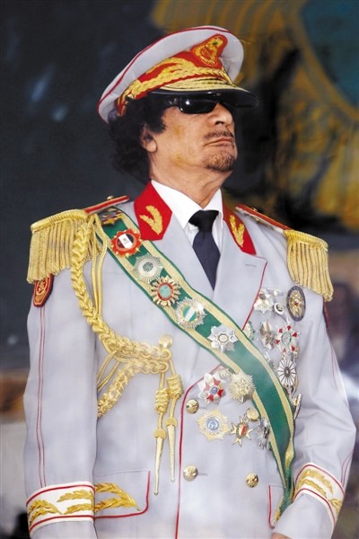 卡扎菲是出了名的骄横跋扈又缺乏头脑,以至于得了个"卡大佐"的外号