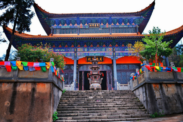 一開始這座寺名叫東山寺,到了唐代改名叫彌陀寺