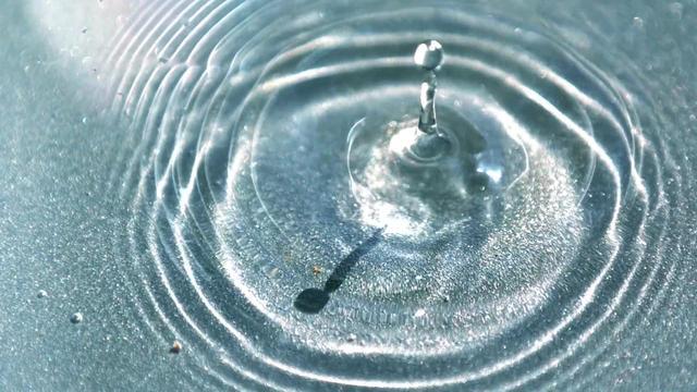石子所处的空间向下凹陷,产生水波,而引力波就类似于此时形成的水波