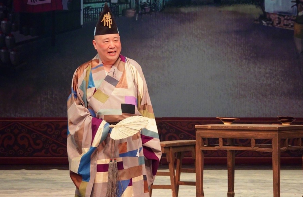 总体来讲,这两年,德云社布局不小,除了相声,评书和京剧之外,郭德纲和