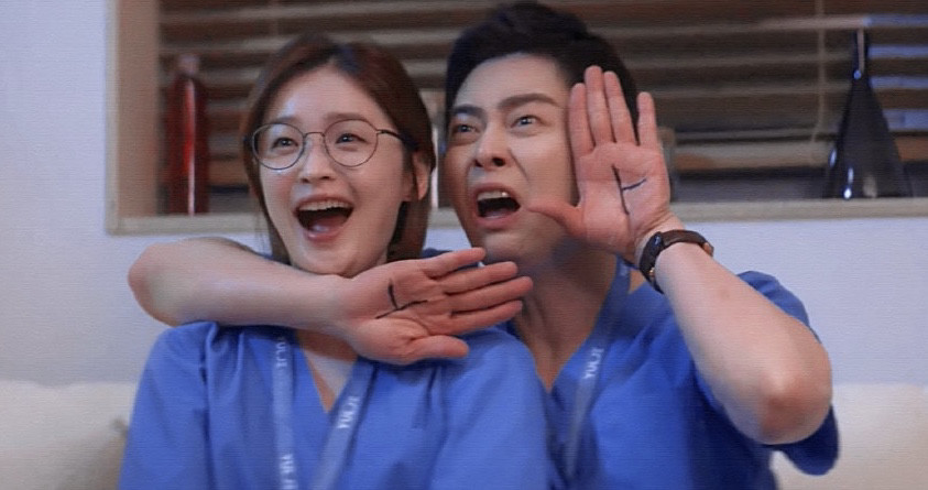 还有笨拙的"大熊"硕亨和他的"小熊"之间的缓慢进展,也是让观众们操碎