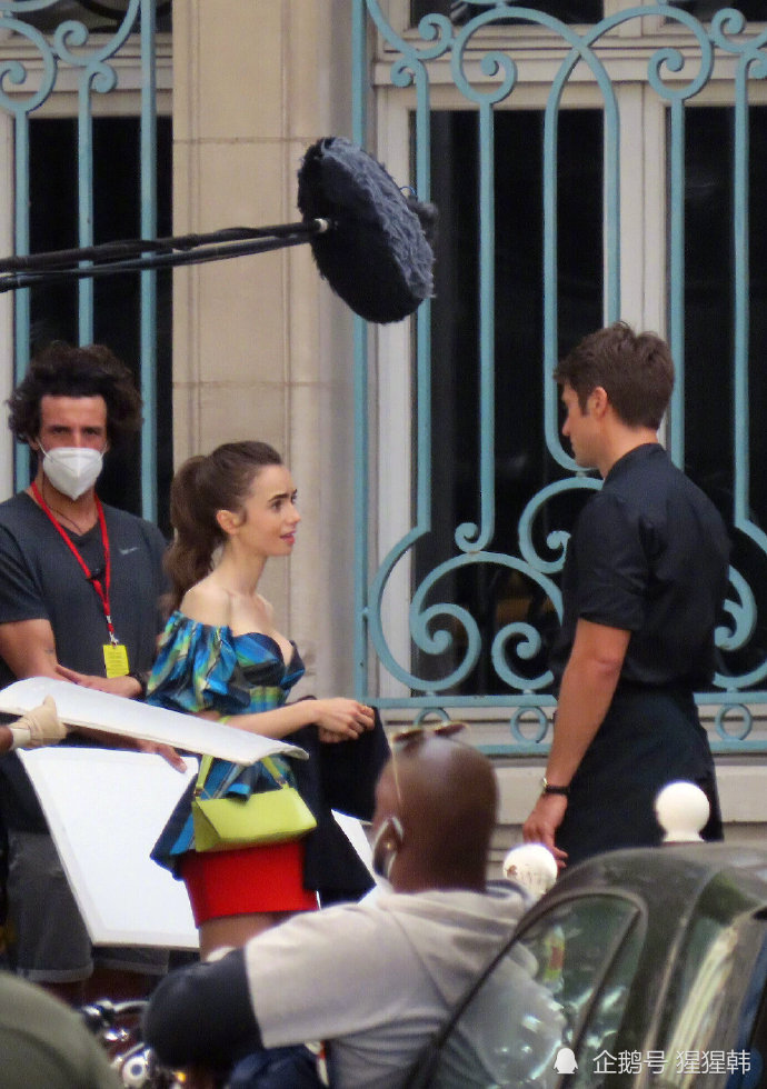 lilycollins主演艾米丽在巴黎第二季新片场照释出