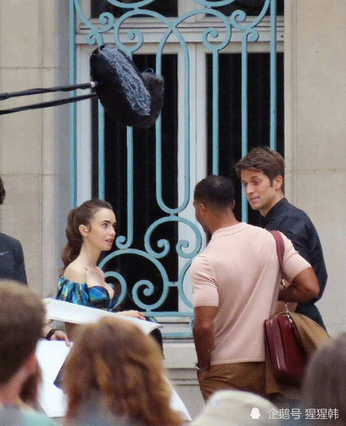 lilycollins主演艾米丽在巴黎第二季新片场照释出