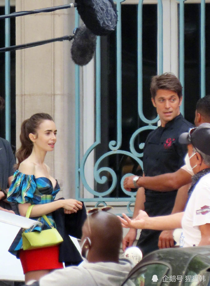 lilycollins主演艾米丽在巴黎第二季新片场照释出