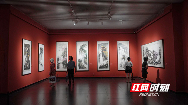 八十伉俪书画人生我俩姜坤郑小娟画展在长沙李自健美术馆开幕