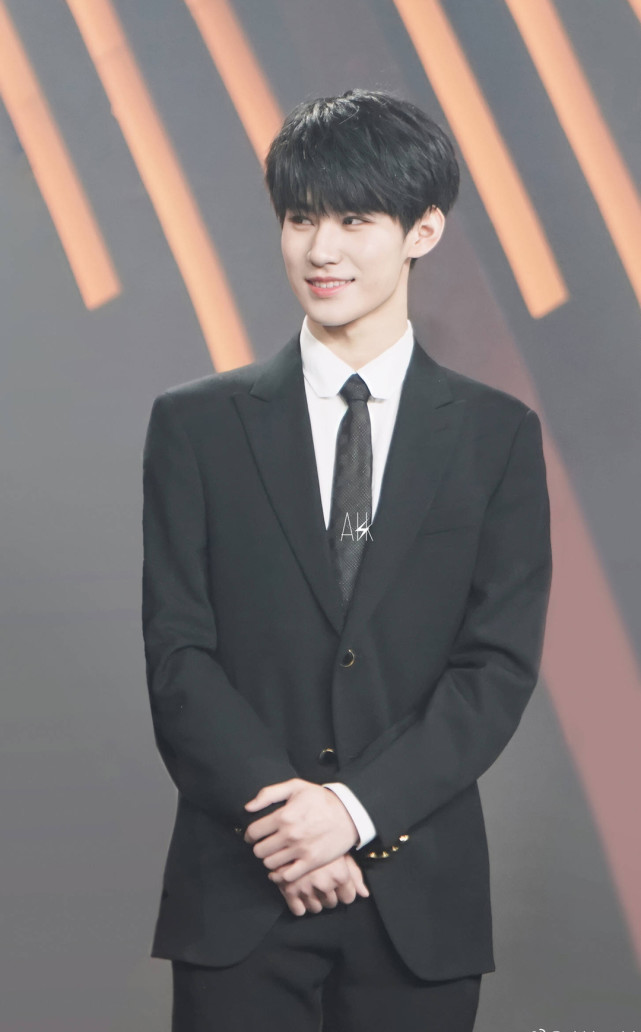 头像丨张真源喉结腹肌应援色图