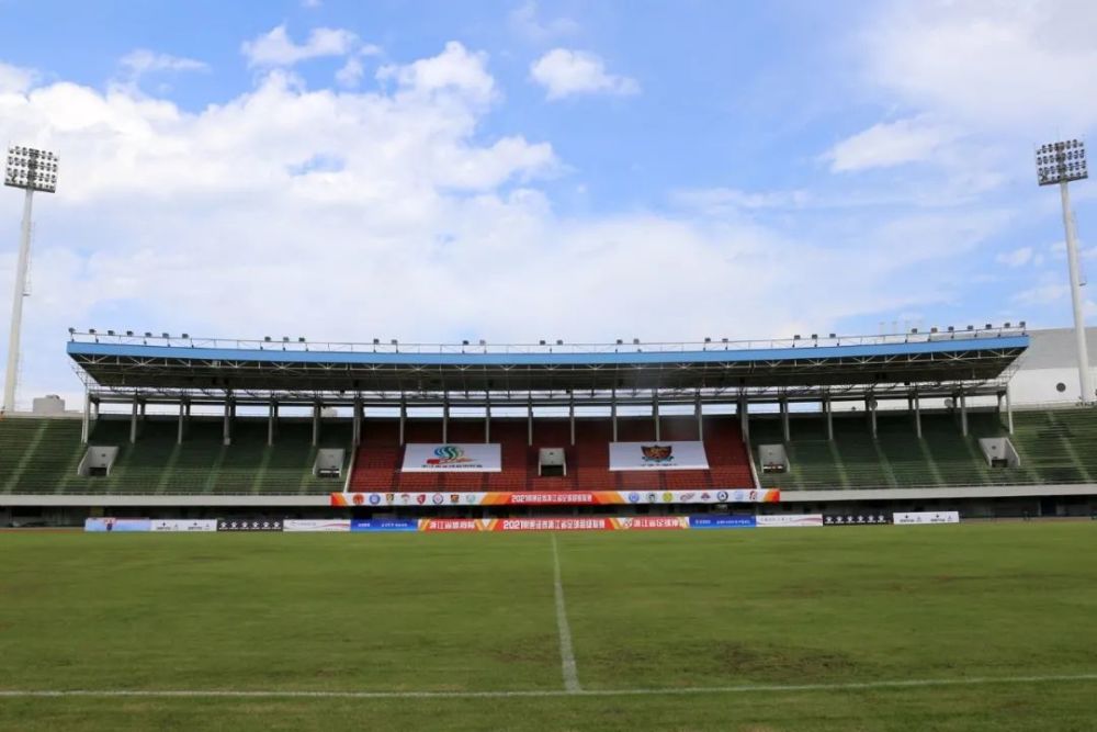 比赛图片最近的梅雨季及甬超联赛的进行,让富邦体育场的草皮显得有些