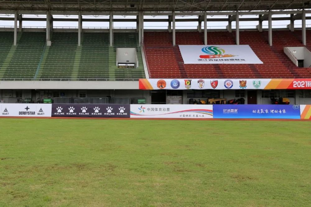 比赛图片最近的梅雨季及甬超联赛的进行,让富邦体育场的草皮显得有些