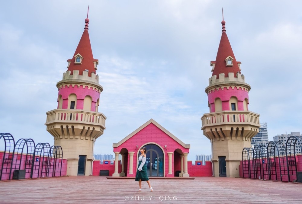 青岛有座粉色网红城堡,其实是电影博物馆,讲述中国电影百年故事_腾讯