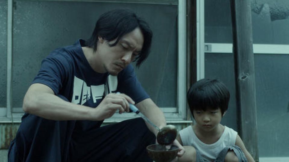 阿龙见阿美面容憔悴,神色呆滞,隐隐觉得不对劲,于是悄悄跟踪小新,果然