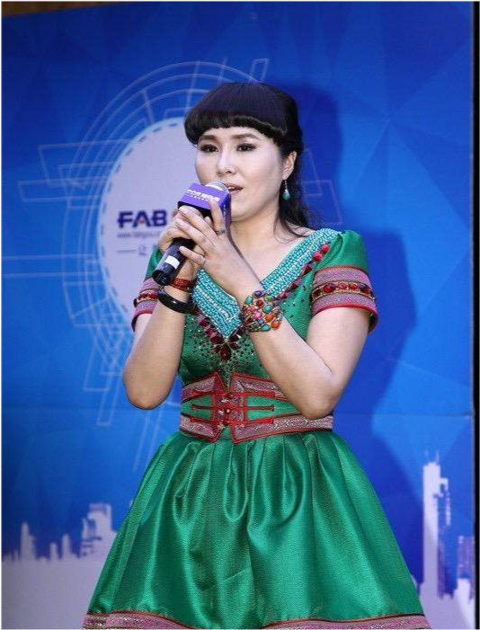 托娅解约后,随即新月公司在2011年8月1日发表声明表示:《套马杆》《我