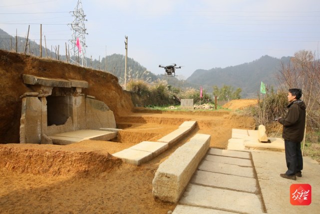 考古人员在杨烈墓发掘现场进行航拍 图:贵州省文物考古研究所