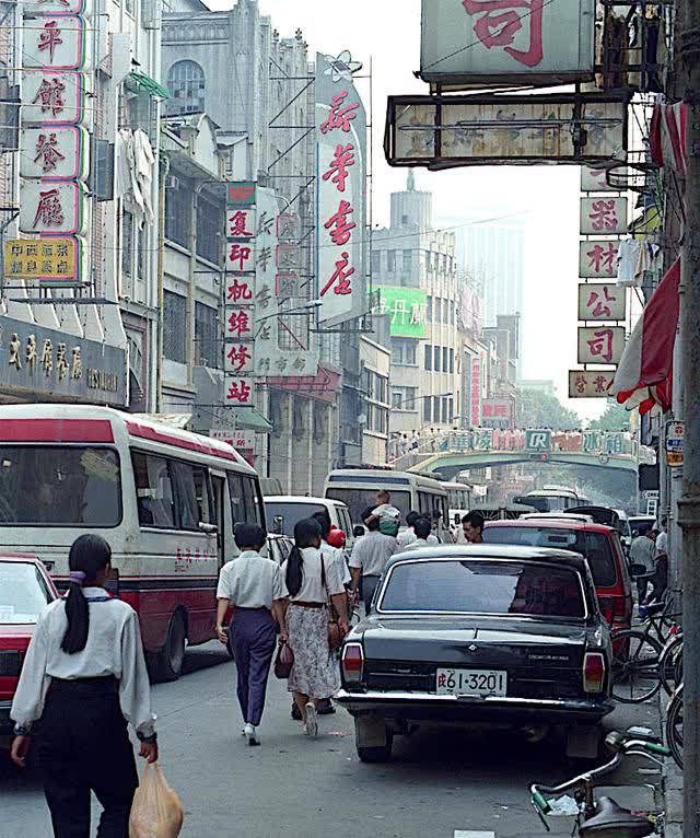 九十年代初广州,外国游客拍摄的北京路地区