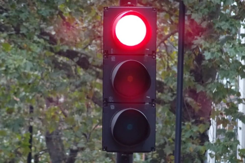 跟着大车误闯红灯,可以免罚吗?
