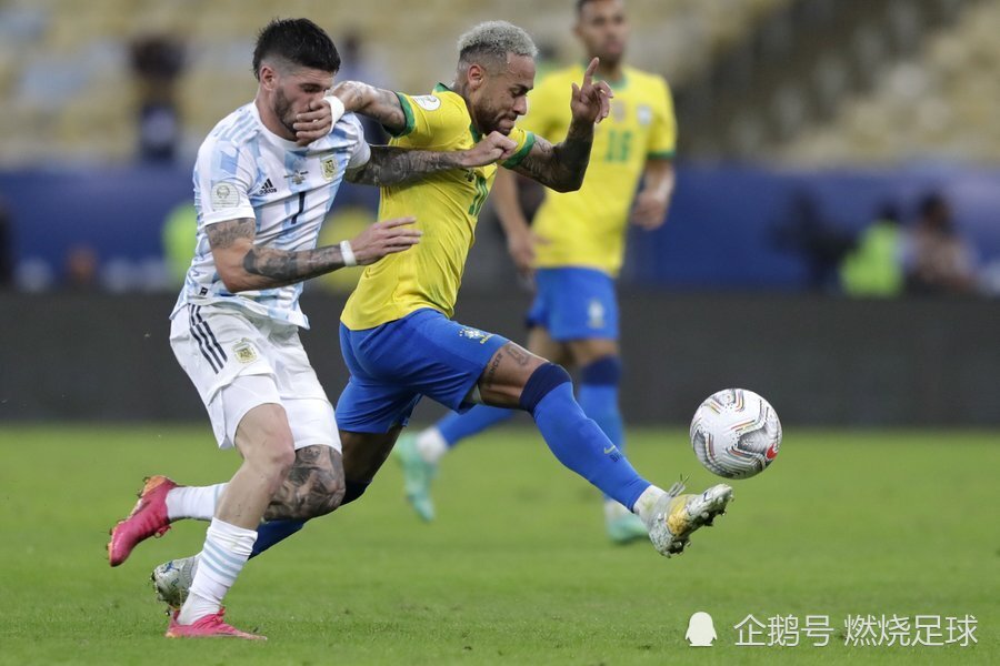 第33分钟,帕雷德斯后场铲翻内马尔被黄牌警告,巴西获得一个位置很不错