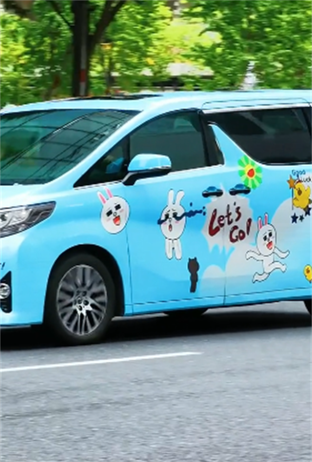 小孩子都爱的丰田埃尔法加价35万全车贴卡通动漫车尾还有皮卡丘