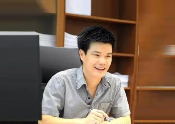 以纯老板郭东林如今坐拥50亿成为河源首富却依旧穿着破袜子