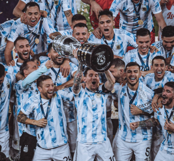 阿根廷更衣室狂欢,梅西光膀庆祝!年度33球14助攻,金球奖在招手