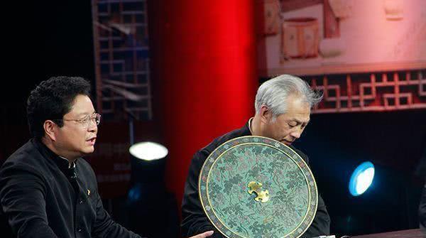 大爷带腰牌鉴宝,专家建议上交国家,大爷回复8字让专家无话说