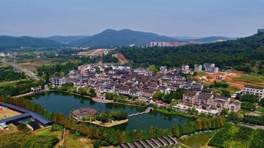 左右滑动查看大草原的美 左右滑动看小埠美景 说起郴州的乡村旅游,就