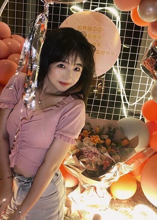 郝一点晒出素颜照黑眼圈严重气质老化很难相信她只有18岁