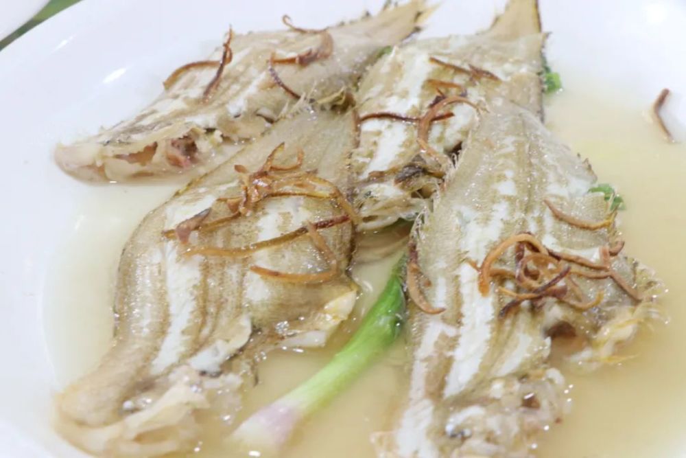 挞沙鱼肉质嫩滑,伴着果皮的清香,鱼鲜在口中蔓延,不放一滴酱油,只需