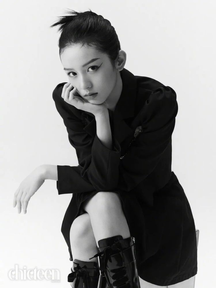 组图95后小花周也杂志大片金发黑发造型切换青春无敌