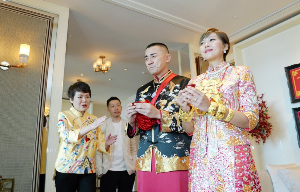 洪永城大婚当天宣布当爹新娘子一身大金镯比孕肚抢镜双亲遗憾缺席