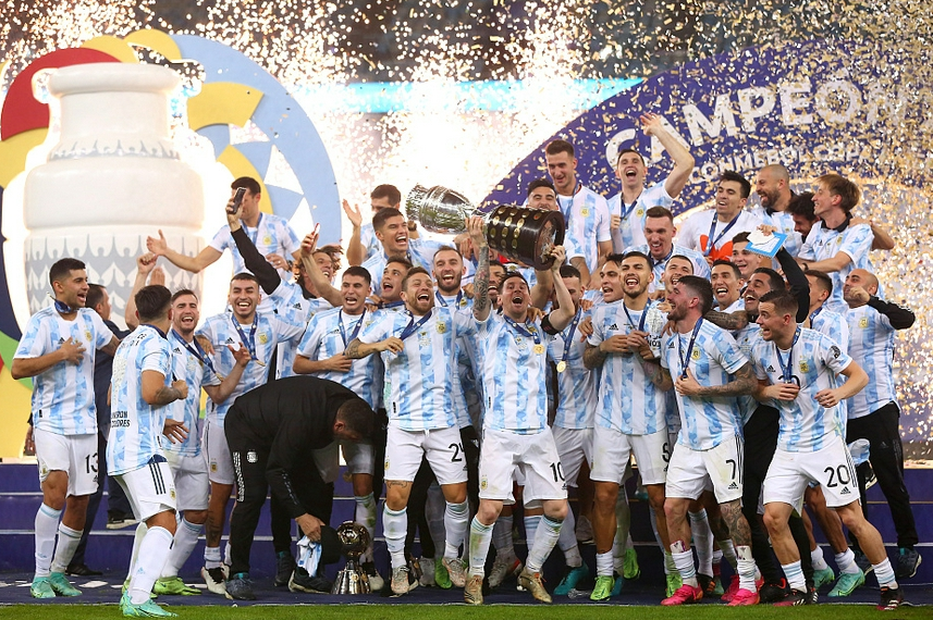 梅西以队长身份举起美洲杯冠军奖杯 个人收获最佳球员和最佳射手