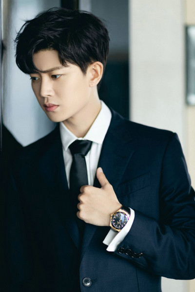 任嘉伦穿黑色西装拍大片化身霸道总裁秀绝美侧颜