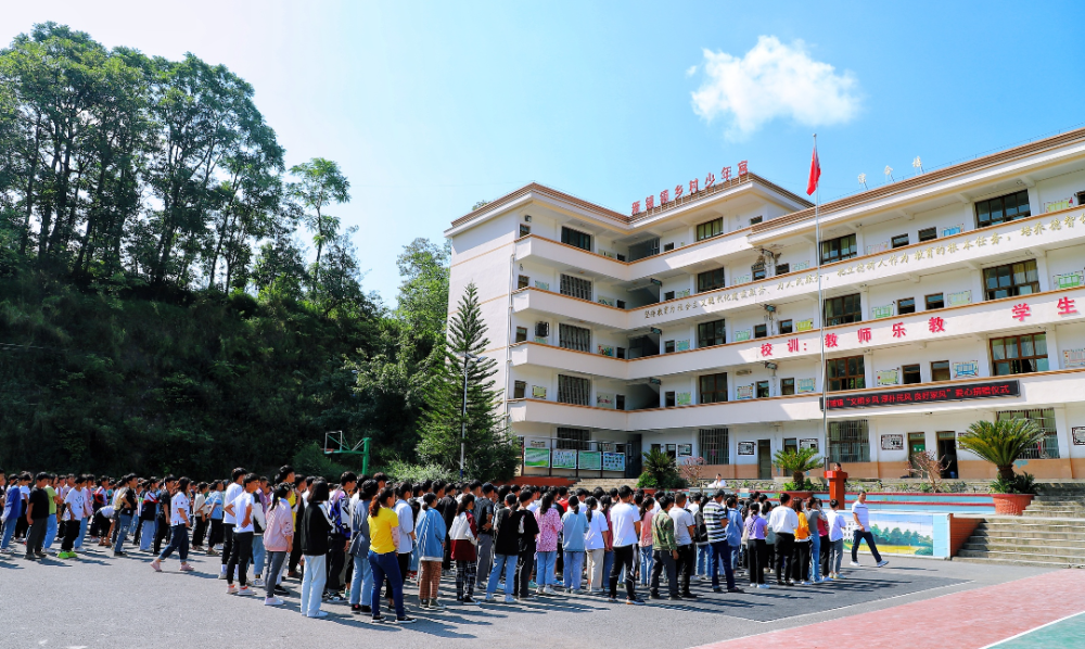 关岭自治县新铺镇卧龙村是传统少数民族村寨,多年来滥办酒席之风愈演