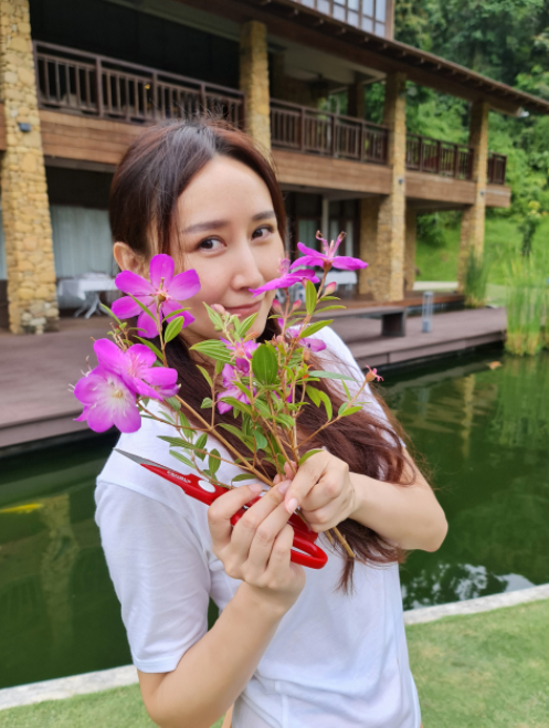 胡静真没"阔太架子",白t恤搭配半身裙简约温柔,低调随性