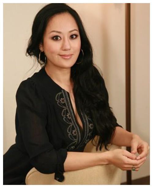 然而陈曜旻和章小蕙的感情也没有持续多久,本来陈曜旻就已经有妻子钟