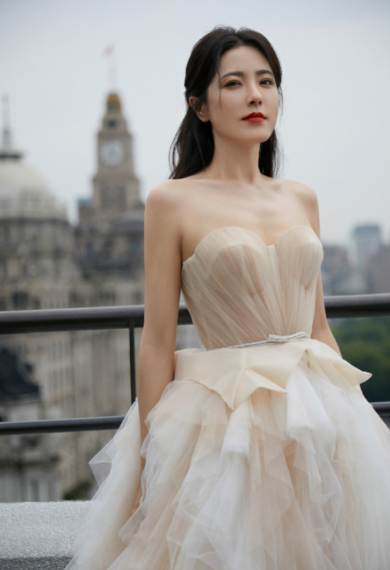 曾黎的原装身材绝了穿米色抹胸薄纱礼服优雅温柔高贵浪漫