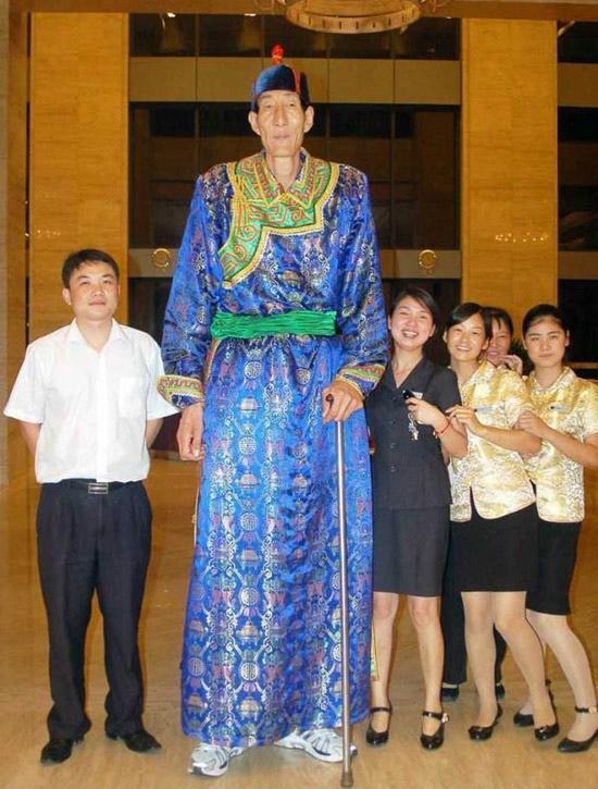 鲍喜顺中国第一男巨人18年前不听医生劝说生下儿子如今怎样了