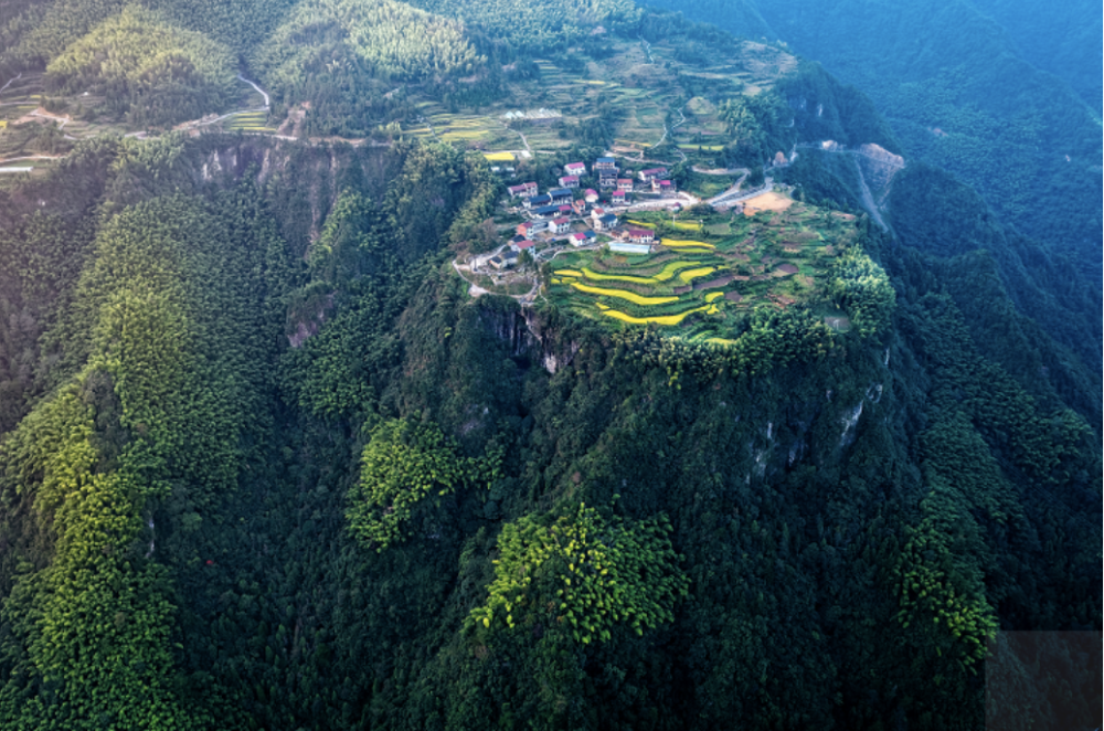 磐安县施家庄村拥有"平台-峡谷-平板溪"的复合地貌景观,尤以三面临崖