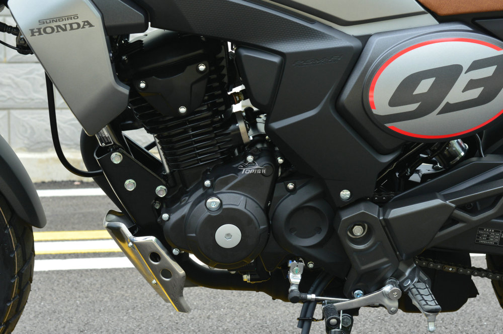 4cc排量的单缸风冷发动机,在国内市场叱咤风云多年,稳定性可靠性在同