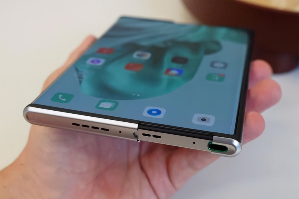 小米翻盖折叠屏曝光四边等宽前置挖孔借鉴摩托罗拉消除折痕