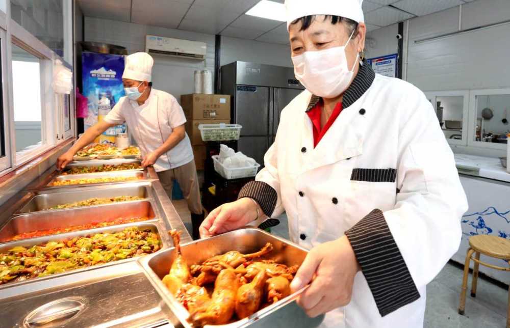 工地食堂菜肴品种每天平均超过10个.