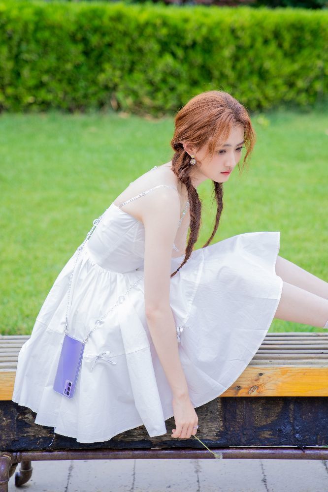 这才是"在逃公主"穿搭风,徐璐穿抹胸吊带裙,带来初恋甜美范