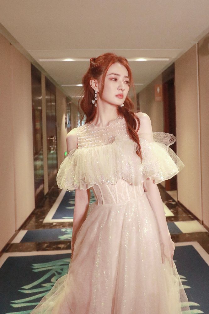 这才是"在逃公主"穿搭风,徐璐穿抹胸吊带裙,带来初恋甜美范