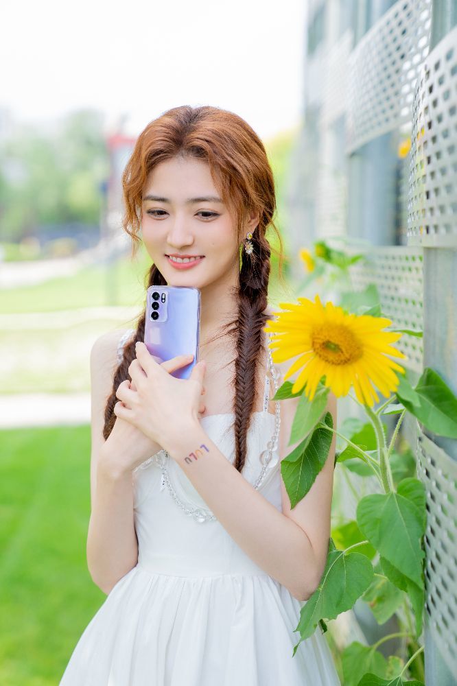 是今年非常流行的流苏辫,给人带来田园风浪漫感徐璐长相甜美温柔,就连