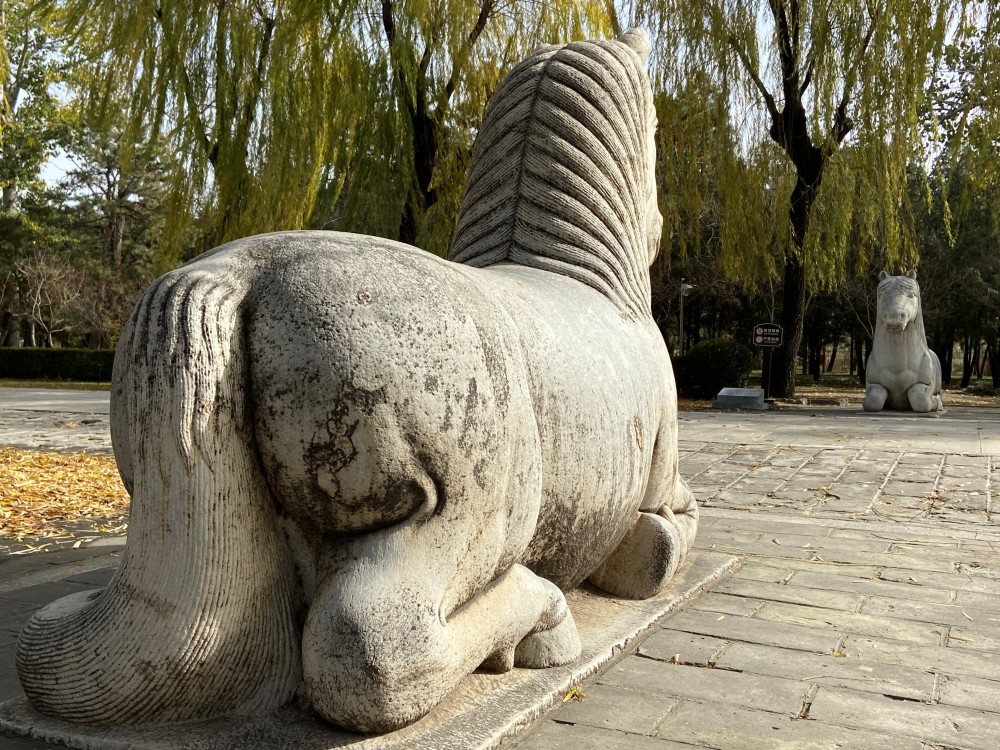 神道石像生中石獸的最後一對是立馬.