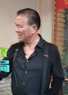 影帝万梓良消瘦露面,在苍蝇小馆喝酒抱美女,边抽烟边与粉丝合影